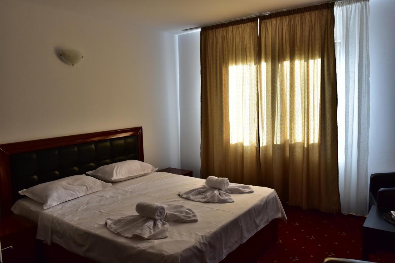Hotel Ostrov Călimăneşti Extérieur photo